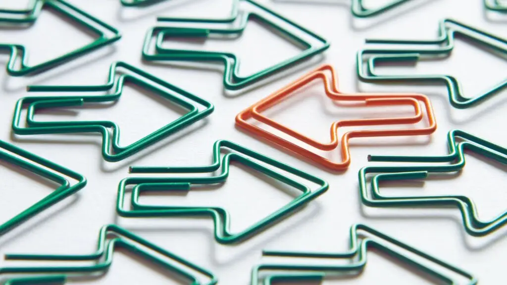 Green arrows pointing right surround an single orange arrow pointing to the left symbolizing incongruence